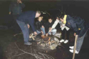 Ein Lagerfeuer, wie die kleinen Jungs